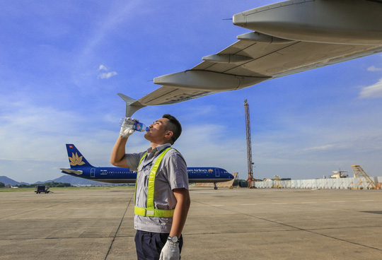 Vã mồ hôi xem nhân viên hàng không làm việc trong cái nóng 50 độ C - 23