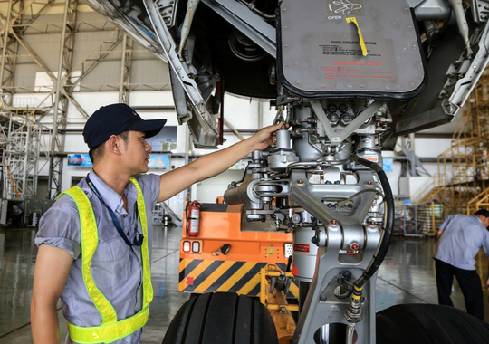 Vã mồ hôi xem nhân viên hàng không làm việc trong cái nóng 50 độ C - 24