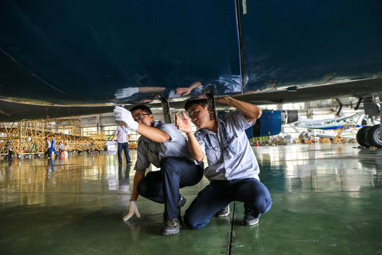 Vã mồ hôi xem nhân viên hàng không làm việc trong cái nóng 50 độ C - 25