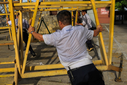 Vã mồ hôi xem nhân viên hàng không làm việc trong cái nóng 50 độ C - 28