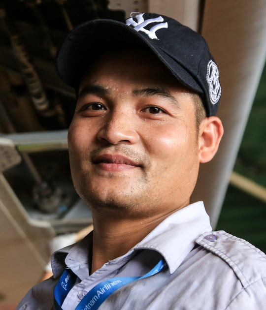 Vã mồ hôi xem nhân viên hàng không làm việc trong cái nóng 50 độ C - 29