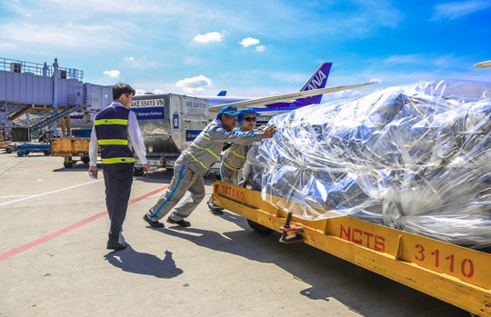 Vã mồ hôi xem nhân viên hàng không làm việc trong cái nóng 50 độ C - 3