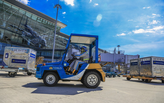 Vã mồ hôi xem nhân viên hàng không làm việc trong cái nóng 50 độ C - 4