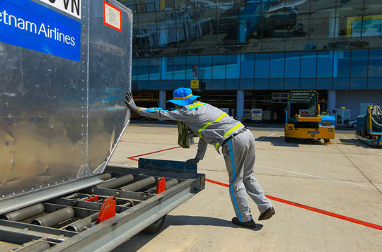 Vã mồ hôi xem nhân viên hàng không làm việc trong cái nóng 50 độ C - 5