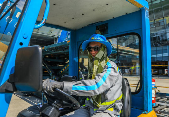 Vã mồ hôi xem nhân viên hàng không làm việc trong cái nóng 50 độ C - 6