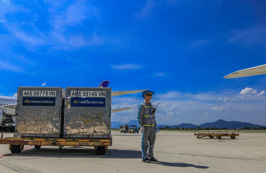 Vã mồ hôi xem nhân viên hàng không làm việc trong cái nóng 50 độ C - 7