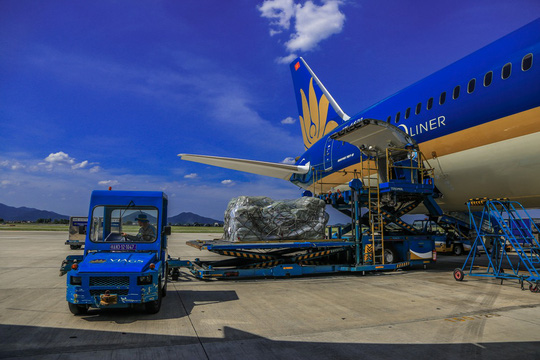 Vã mồ hôi xem nhân viên hàng không làm việc trong cái nóng 50 độ C - 8