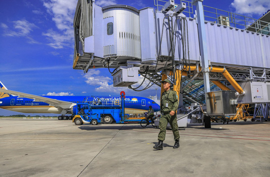 Vã mồ hôi xem nhân viên hàng không làm việc trong cái nóng 50 độ C - 9