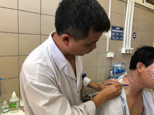 Lặn, "tông" vào sứa biển, du khách chằng chịt thương tích - 1