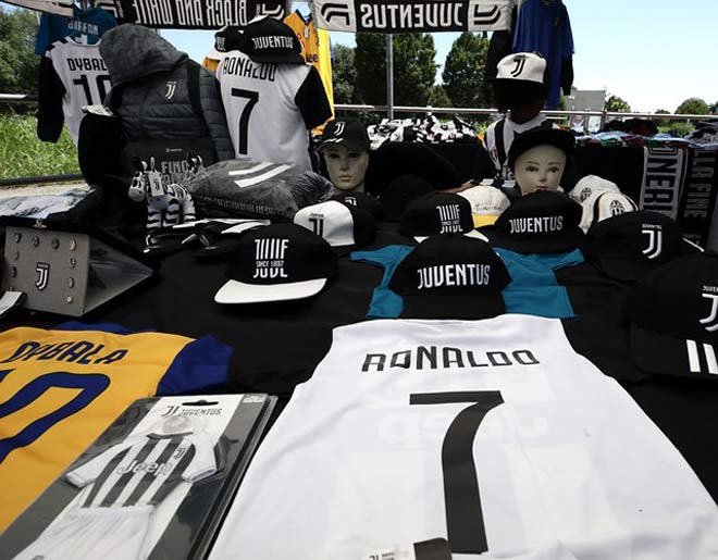 “Siêu bom tấn” Ronaldo: Chê “núi tiền” Trung Quốc, Juventus đã bán áo CR7 - 2