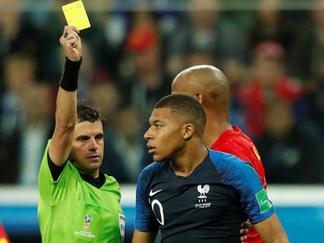 Mbappe câu giờ: Thần đồng hóa “tiểu quỷ”, đối thủ nóng mặt, triệu fan giận dữ - 1