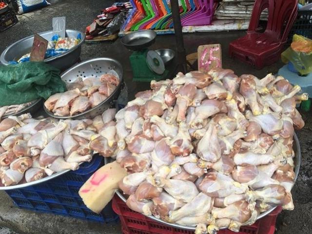 Mẹo tránh mua nhầm thịt gà thải chất lượng kém