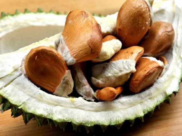 Vì sao hạt sầu riêng lên cơn sốt, bán đắt hơn quả? Vì sao hạt sầu riêng lên cơn sốt, bán đắt hơn quả?