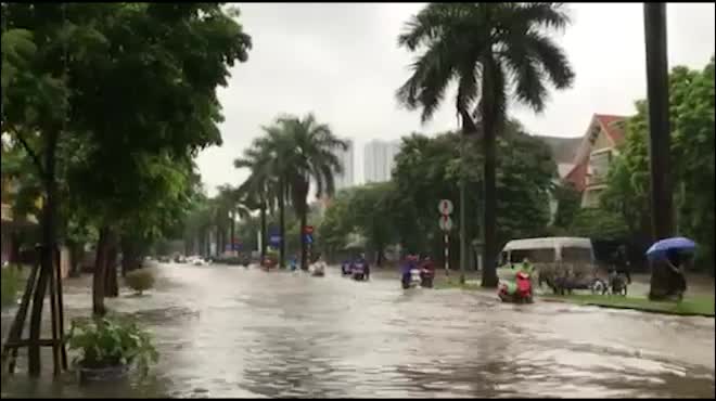 Đường phố Hà Nội thành “sông” sau trận mưa lớn kéo dài