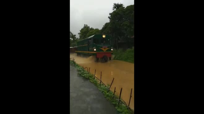 Sửng sốt ngỡ đoàn tàu hỏa lao vun vút trên sông