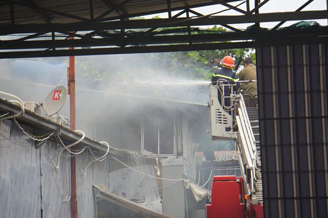 Cháy lớn cơ sở sản xuất sofa sát siêu thị Co.opmart ở Sài Gòn - 3