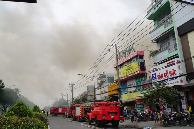 Cháy lớn cơ sở sản xuất sofa sát siêu thị Co.opmart ở Sài Gòn - 2