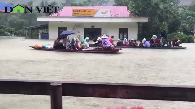 Mưa lớn ở Hòa Bình, người dân chèo thuyền đông như trẩy hội trên QL6