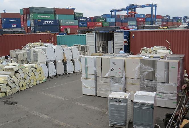 8 container hà ng cấm nháºp khẩu vá» Viá»t Nam khai báo là .... rá» nhá»±a - 1