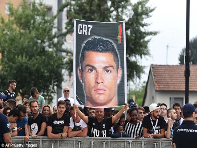 “Vua” Ronaldo bồng con, chào fan cuồng Juventus vây sân bay