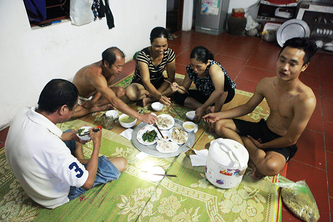Đêm ở rốn lũ Chương Mỹ: Không ngủ nổi vì nước ăn chân, côn trùng rúc vào người - 15