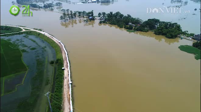Flycam: Toàn cảnh "túi nước" khổng lồ trên đê sông Bùi ở rốn lũ Chương Mỹ