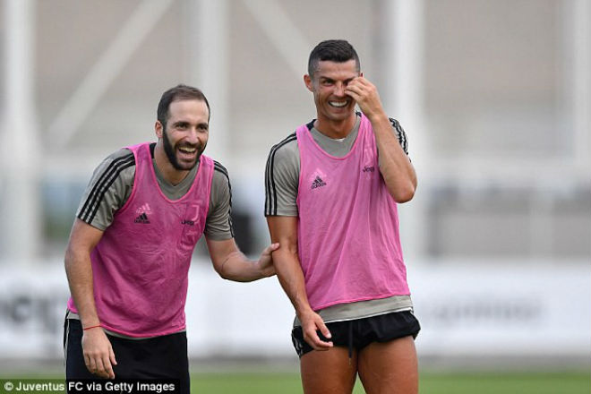 Ronaldo "gây bão" Juventus: Thi triển tuyệt kĩ "dị" như Công Phượng U23 - 2