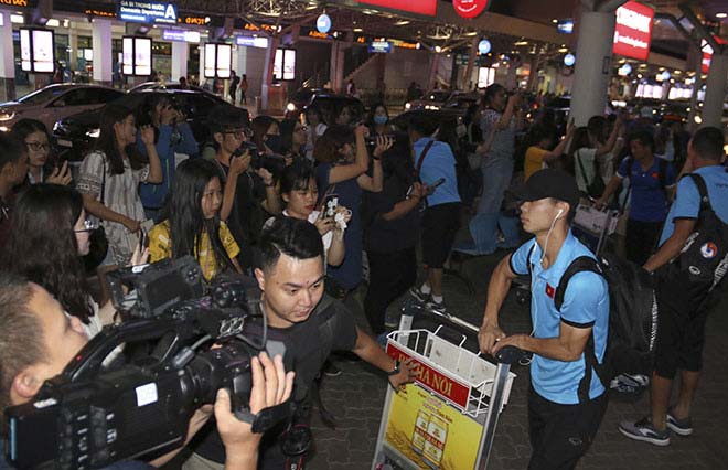 U23 Việt Nam vào TP.HCM: Hành động bất ngờ ngất ngây dàn fan nữ - 10