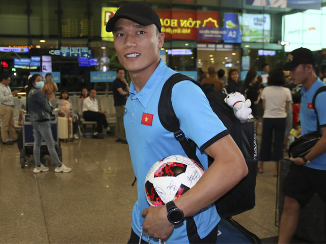 U23 Việt Nam v&agrave;o TP.HCM: H&agrave;nh động bất ngờ ngất ng&acirc;y d&agrave;n fan nữ