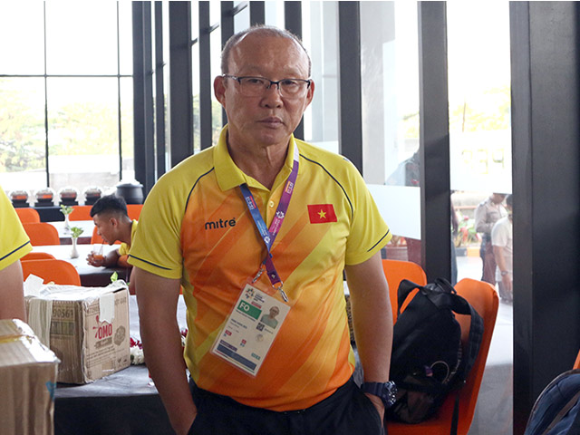 Người đẹp Indonesia đ&oacute;n U23 Việt Nam, thầy Park kh&ocirc;ng muốn bị ph&acirc;n t&acirc;m