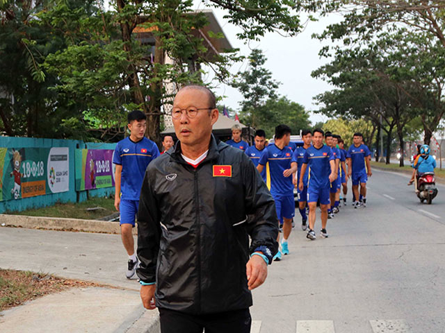 Nếu U23 Việt Nam c&ograve;n bị l&agrave;m kh&oacute;, sẽ tập s&acirc;n c&ocirc;ng nh&acirc;n, học sinh
