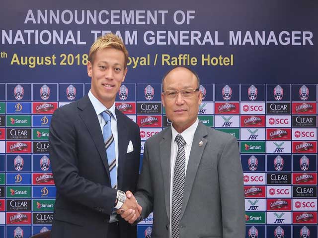 Tin HOT b&oacute;ng đ&aacute; trưa 12/8: Keisuke Honda bất ngờ l&agrave;m HLV Campuchia