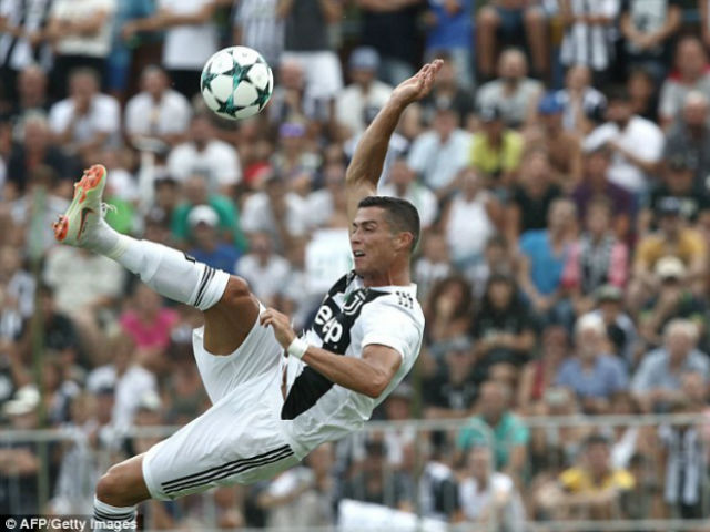 Ronaldo đ&aacute; ra mắt Juventus: 8 ph&uacute;t x&eacute; lưới, vũ điệu m&ecirc; hoặc