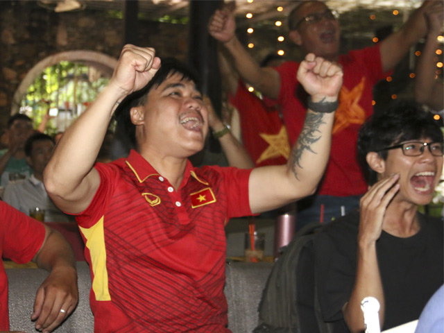 Fan Việt g&agrave;o th&eacute;t v&igrave; C&ocirc;ng Phượng, Văn Quyết b&ugrave;ng nổ ở U23 VN