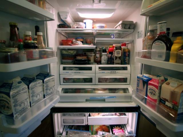 Tủ lạnh không còn ngập đồ nhờ mẹo sắp xếp và vệ sinh tuyệt vời này