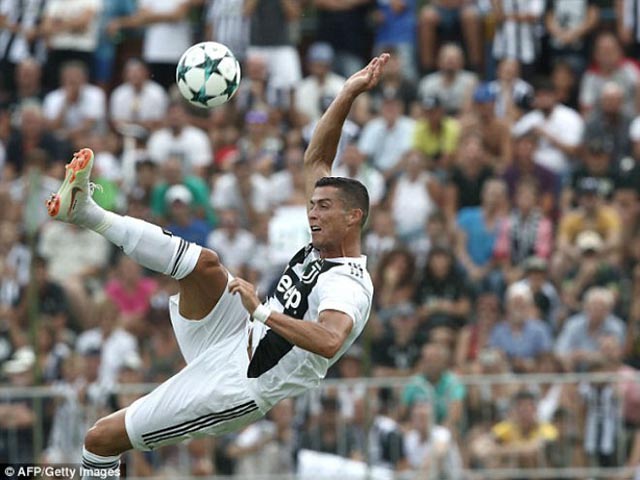 &ldquo;Si&ecirc;u bom tấn&rdquo; Ronaldo ra mắt Juventus: Quả penalty & Nỗi nhớ của Madridista
