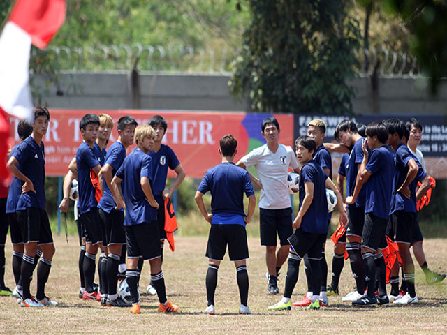 Đấu U23 Việt Nam, U23 Nhật Bản dựng xe bu&yacute;t tập k&iacute;n 15 ph&uacute;t