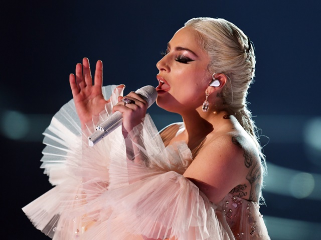 &#34;Mẹ Quỷ&#34; Lady Gaga gây sốc khi tiết lộ làm sạch mặt bằng băng dính