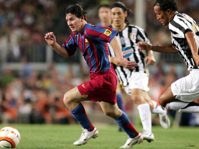 Tr&ograve;n 13 năm Messi ra mắt Barca: Thế giới biết ơn, Real si&ecirc;u &ldquo;ghen tị&rdquo;