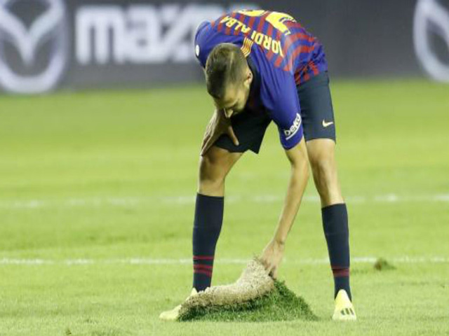 Barca su&yacute;t &ocirc;m hận v&igrave; s&acirc;n như mặt ruộng: Messi sợ kh&ocirc;ng d&aacute;m r&ecirc; dắt