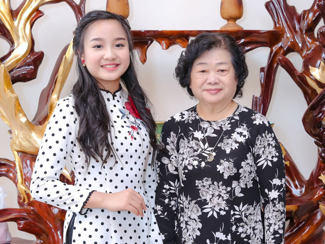 Á hậu nhí Nguyễn Khánh Linh xinh như thiếu nữ dự sự kiện trao học bổng Vừ A Dính