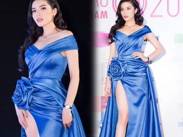 Kỳ Duyên khéo léo lấy tay che chắn vì váy xẻ quá cao