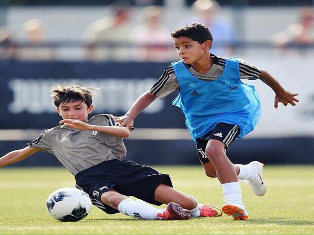 Tin HOT b&oacute;ng đ&aacute; trưa 29/8: Ronaldo "con" ch&iacute;nh thức theo nghiệp b&oacute;ng đ&aacute;