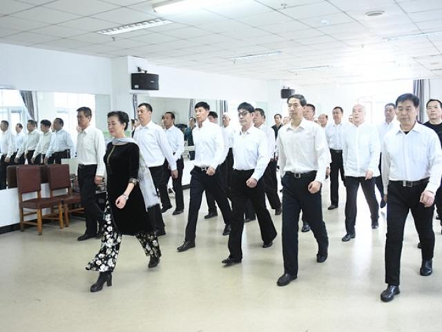 Nam giới trung niên Trung Quốc học làm người mẫu