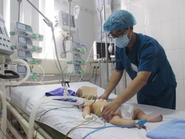 Bé trai 6 tháng tuổi nguy kịch sau khi được chữa “mở khoá đầu”
