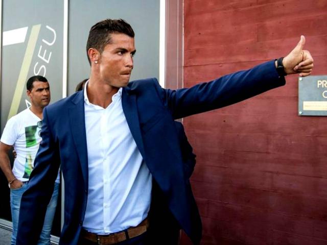 &#34;Ông trùm&#34; khách sạn Ronaldo: Tịt ngòi sân cỏ vẫn kiếm tiền như nước