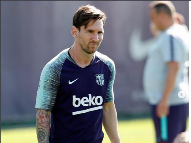 Vượt Ronaldo: Messi bất ngờ cạo trụi r&acirc;u, dứt t&igrave;nh &acirc;n nh&acirc;n