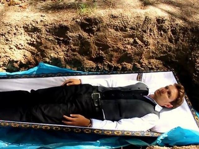 Rùng rợn phương pháp trị liệu tâm lý bằng cách… chôn sống