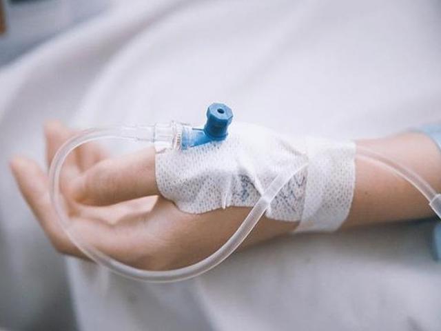 Tự truyền dịch tại nhà, một phụ nữ nguy kịch