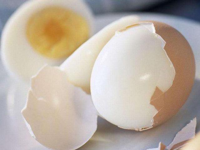 Trứng luộc rất dễ bị nhiễm khuẩn bởi hành động mà nhiều người vẫn hay làm